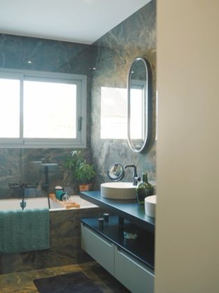 Les grands carreaux changent tout !

Ici, la faïence de dimension 60x120 cm crée un décor effet marbre aux nuances...