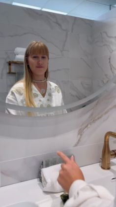 ✨Un miroir, plusieurs ambiances.
Grâce à ses différentes intensités et températures de lumière, ce miroir PRADEL s’adapte...