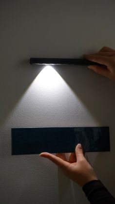 Ce matériau ne change pas, la lumière, si ! 🔦

Température, intensité, orientation : tout joue sur le rendu final ! 

La...